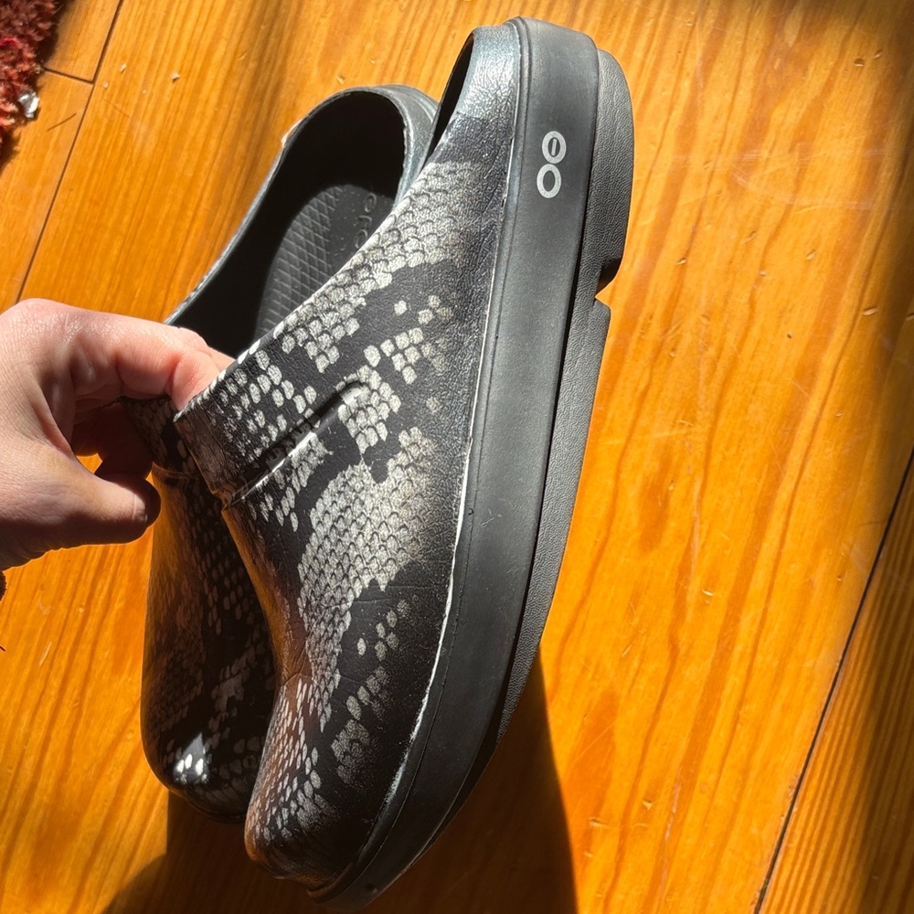 Black & Gray Snake Print Oofos clogs - Picture 2 of 5
